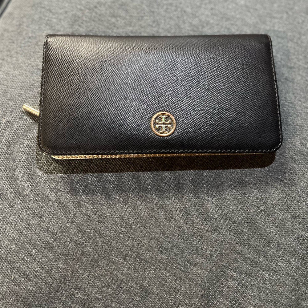 TORY BURCH wallet. Great condition. 10 card slots, cash and change sections.